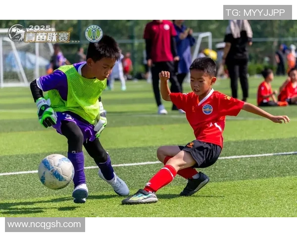 足球明星精彩互动瞬间集锦让你感受球场之外的温暖与友谊